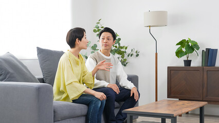 Leinwandbilder - 部屋で会話するミドルエイジカップル