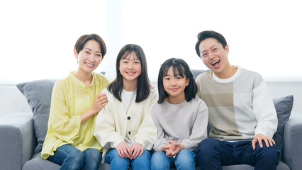 Poster - 笑顔で並ぶ女の子の家族
