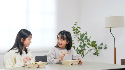 Aufkleber - お弁当を食べる二人の女の子
