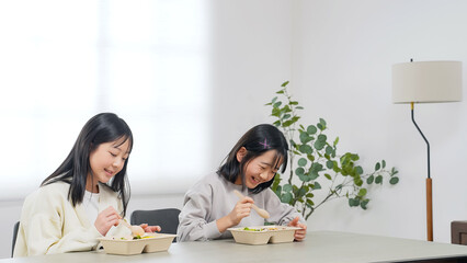Aufkleber - 弁当、食事、給食、子供、女の子、フードデリバリー、子ども食堂、笑顔、小学生、宅食、食卓、友達、仲良し、姉妹、ランチ、出前、ボックス、テイクアウト、食育、安心、安全、ボランティア、支援、サポート、サービス、デリバリー、フード、グルメ、料理、コピースペース、広告、教育、弁当箱、ケータリング、児童、女子、教室、調理実習、会話、ポジティブ、元気、明るい、食べる、テーブル、宅配、配達、食堂、日本人、人物