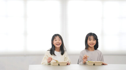 Aufkleber - お弁当を食べる二人の女の子