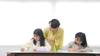 Poster - 勉強する二人の女の子と女性教員