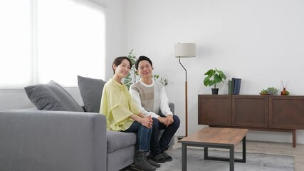 Poster - 部屋でくつろぐミドルエイジカップル