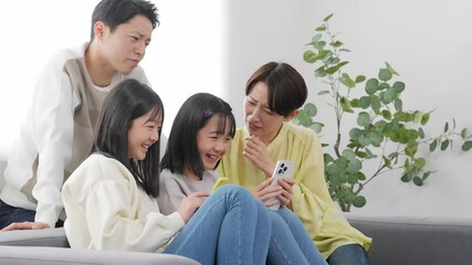 Poster - ノートパソコンを見ながら悩む小学生姉妹と家族