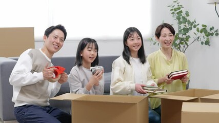Aufkleber - 家で協力して荷造り・荷解きする家族