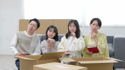 Aufkleber - 家で荷造り・荷解きしながら悩む家族