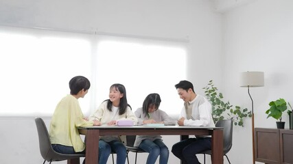 Poster - 勉強する二人の女の子と指導する男女