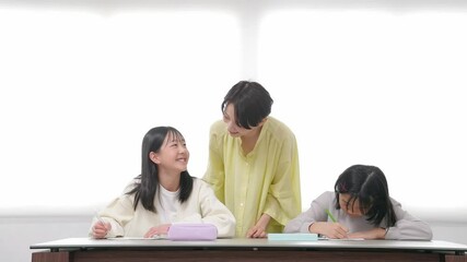 Poster - 勉強する二人の女の子と女性教員