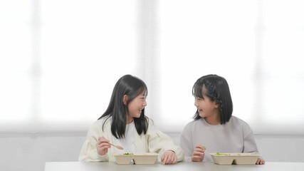 Aufkleber - お弁当を食べる二人の女の子