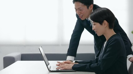 Aufkleber - オフィスでノートパソコンを見ながら会話する男女ビジネスパーソンのグループ
