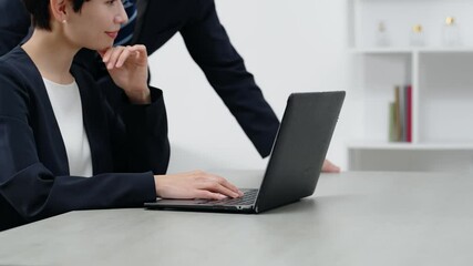 Aufkleber - オフィスでノートパソコンを見ながら会話する男女ビジネスパーソンのグループ