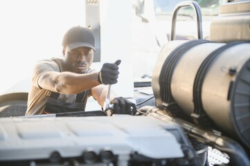 Aufkleber - Professional african american truck mechanic working in vehicle repair service