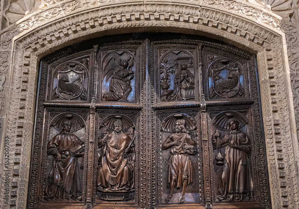 Detalle talla en madera noble en puerta del claustro al interior de la ...