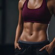 © Thares2020 - Toned abs in a workout outfit focused on strength and discipline