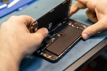 Aufkleber - Expert Technician Repairing Smartphone Battery in Modern Workshop Environment