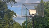 tablica do koszykówki z metalu w słońcu