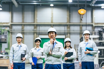 Poster - 工場の中で考える作業員リーダー