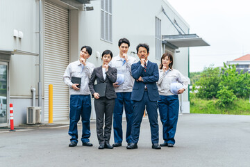 Poster - 建物の前で悩む従業員グループ