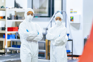 Aufkleber - 防護服を着て工場に立つ男女作業員