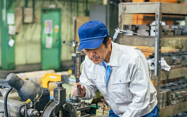 Poster - 工場で機械を操作する男性作業員