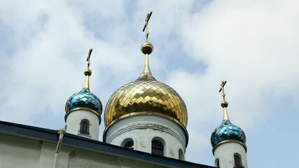 Aufkleber - A large building with a prominent golden dome on top, suitable for use as an architectural or cityscape image