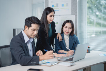 Aufkleber - Group of asian businesspeople working together using laptop, discussing and analyzing data in the office meeting, investment and financial advisor concept