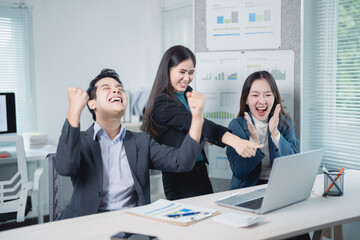 Aufkleber - Euphoric businesspeople are celebrating a successful project or good news while looking at laptop in the office, expressing joy and teamwork