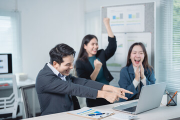 Aufkleber - Asian businesspeople are pointing at a laptop and celebrating success in the office, overjoyed with positive results and profitable outcome from online meeting
