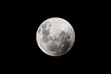 luna llena o nueva, con fondo negro