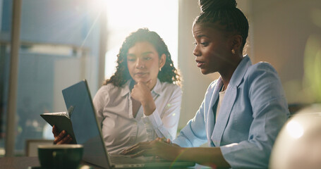 Fototapete - Business, women and reading on laptop in office for planning, finance report and review budget. People, team and research with PC for feedback, financial update and information of investment proposal