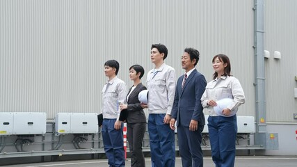 Poster - 建物の前に並ぶ会社従業員の集合社員