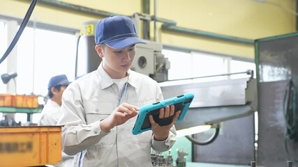 Poster - 工場でタブレットPCを使って作業する作業員