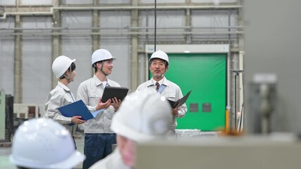 Poster - 工場で会話する男女作業員グループ