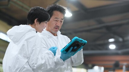Poster - 工場を点検する防護服を着た男女作業員