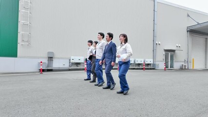 Poster - 工場の前を歩く作業員グループ
