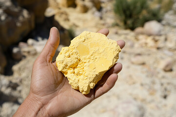 Aufkleber - Holding uranium ore in a natural setting Generative AI