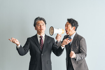 Poster - 叫ぶ, ビジネス, 会社員, ビジネスマン, 男性, 不満, サラリーマン, 社長, 経営者, 怒る, イライラ, 課題, 企業, ワンマン, 応援, 叱咤, 激励, 無視, スピーカー, 拡声器, 大声, リーダー, 上司, 部下, トラブル, 問題, 改革, 改善, 苦言, 諫言, 管理職, ビジネスパーソン, 日本人, ミドルエイジ, 中高年, 苦情, クレーム, シニア, ストレス, 転職