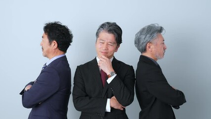 Poster - 同僚の間に立って悩むミドルエイジ男性ビジネスパーソン