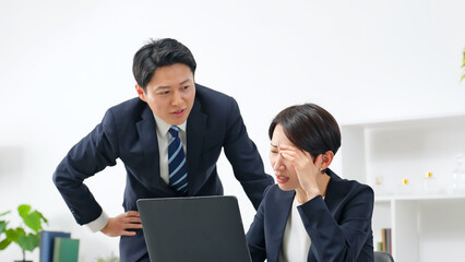 Aufkleber - 落ち込む女性ビジネスパーソンを慰める男性ビジネスパーソン