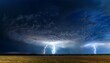 dramatischer blitz am nachthimmel n naturgewalt bei gewitter mit elektrisierendem lichtspiel eingefangen in einer weiten panoramaaufnahme mit dunklem himmel und starkem kontrast