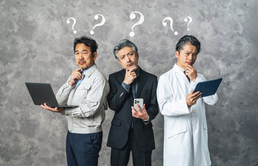 Poster - デジタルデバイスを持って悩む様々な職業のミドルエイジ男性グループ