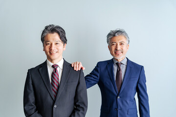 Poster - 笑顔のミドルエイジ男性ビジネスパーソンのグループ