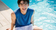© minwoo Jung - 수영장 가장자리에서 환하게 미소 짓는 젊은 남성의 여름 휴가