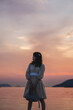 © peach100 - 夕暮れの景色の中にいる女性