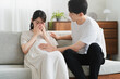 © aijiro - 情緒不安定な妊婦に寄り添う夫　ライフスタイルイメージ