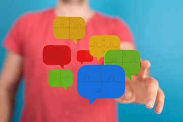 Leinwandbilder - Colorful puzzle pieces in speech bubbles illustrate teamwork, communication, and problem-solving.