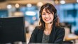 © AI-HAL8 - 真剣な表情の女性オペレーター・コールセンター勤務中