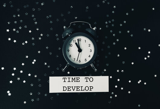 The clock lies on a dark background with glitter and Spitch bubbles.