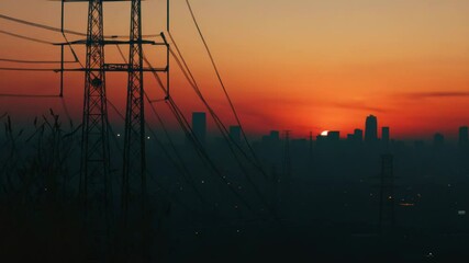Poster - The sun sets over a bustling city skyline, with buildings and skyscrapers reflecting the warm colors of the evening sky