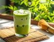 爽やかな夏の午後、冷たい抹茶ラテで一息